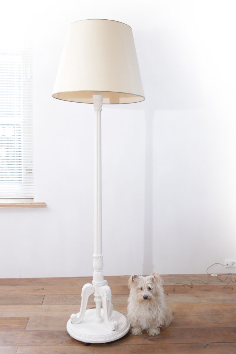 Grote kalk krijtwitte brocante staande lamp van hout