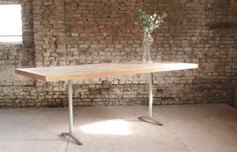 Bijzondere mahonie eettafel met inlegwerk uit kerk