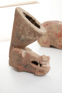 Chinees aardewerk paard met losse kop in Han-stijl, beschilderd terracotta – foto 17