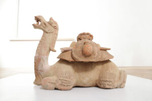Chinese knielende kameel van beschilderd terracotta in Wei-/Tang-stijl – foto 5