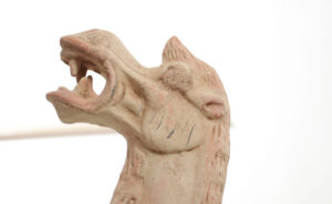 Chinese knielende kameel van beschilderd terracotta in Wei-/Tang-stijl – foto 9