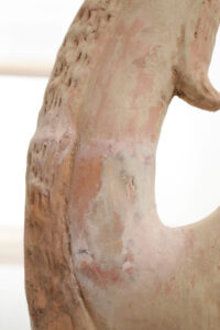 Chinese knielende kameel van beschilderd terracotta in Wei-/Tang-stijl – foto 10