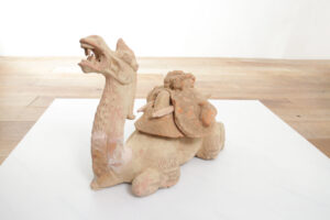 Chinese knielende kameel van beschilderd terracotta in Wei-/Tang-stijl – foto 3