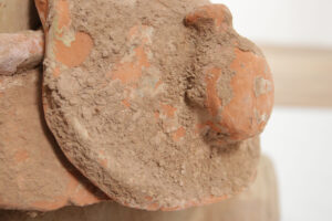 Chinese knielende kameel van beschilderd terracotta in Wei-/Tang-stijl – foto 13