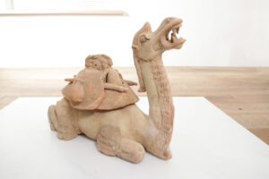 Chinese knielende kameel van beschilderd terracotta in Wei-/Tang-stijl – foto 2