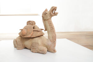 Chinese knielende kameel van beschilderd terracotta in Wei-/Tang-stijl – foto 1