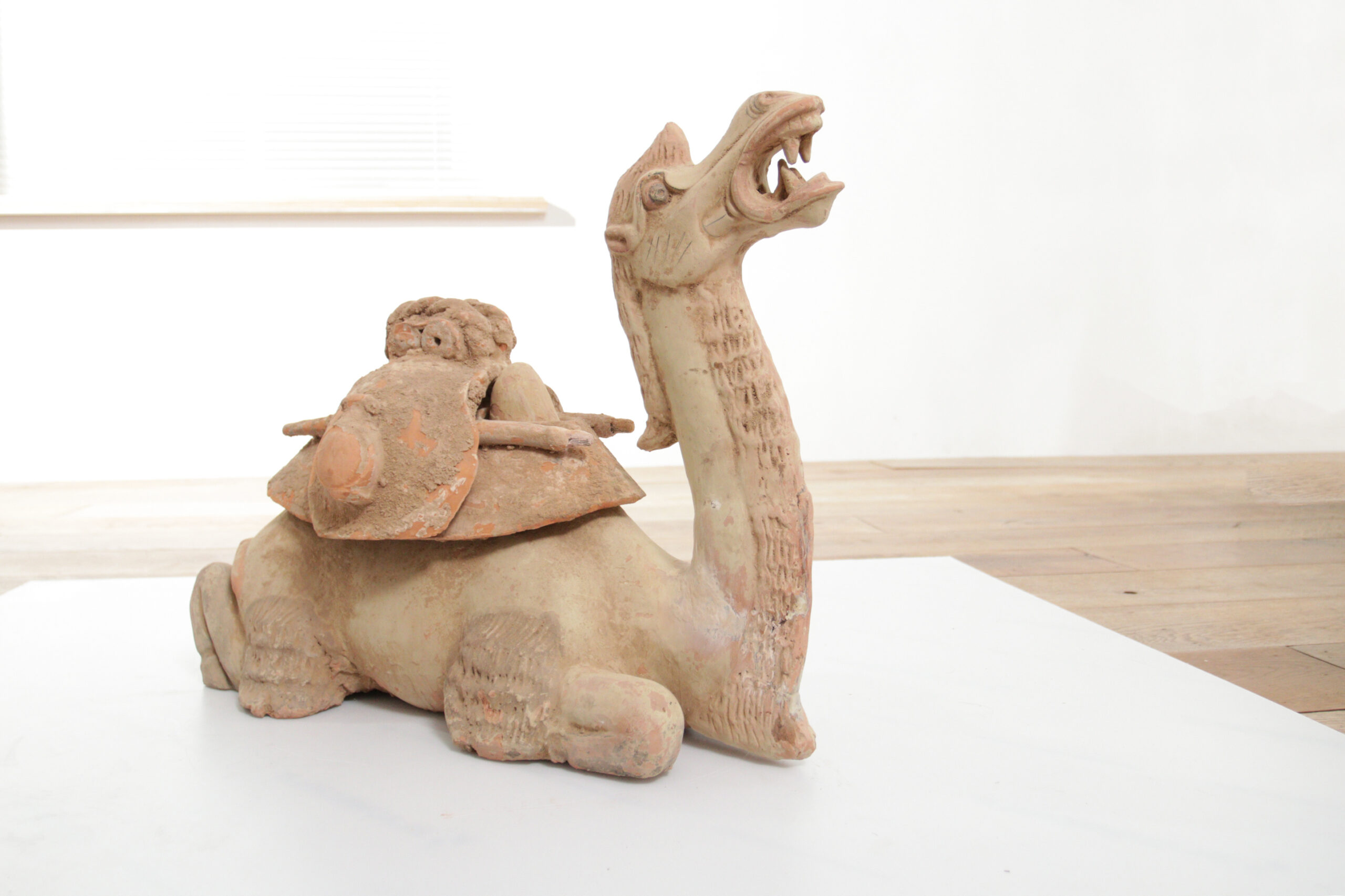 Chinese knielende kameel van beschilderd terracotta in Wei-/Tang-stijl – foto 1