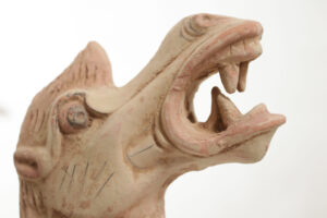 Chinese knielende kameel van beschilderd terracotta in Wei-/Tang-stijl – foto 8
