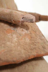 Chinese knielende kameel van beschilderd terracotta in Wei-/Tang-stijl – foto 12