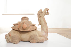Chinese knielende kameel van beschilderd terracotta in Wei-/Tang-stijl – foto 4