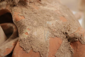 Chinese knielende kameel van beschilderd terracotta in Wei-/Tang-stijl – foto 14
