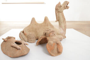 Chinese knielende kameel van beschilderd terracotta in Wei-/Tang-stijl – foto 15