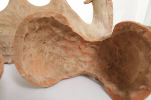 Chinese knielende kameel van beschilderd terracotta in Wei-/Tang-stijl – foto 17