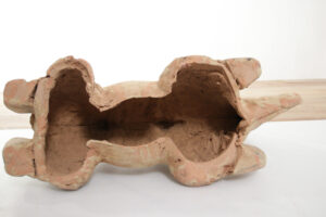 Chinese knielende kameel van beschilderd terracotta in Wei-/Tang-stijl – foto 16