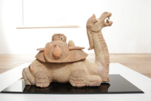 Chinese knielende kameel van beschilderd terracotta in Wei-/Tang-stijl – foto 6