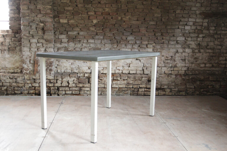 Rauwe schoonheid en tijdloos design – Gispen industriële tafel