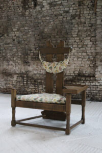 Hollandse brutalist eiken fauteuil met bijzettafel jaren 50 – foto 2