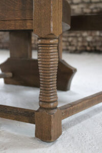 Hollandse brutalist eiken fauteuil met bijzettafel jaren 50 – foto 5