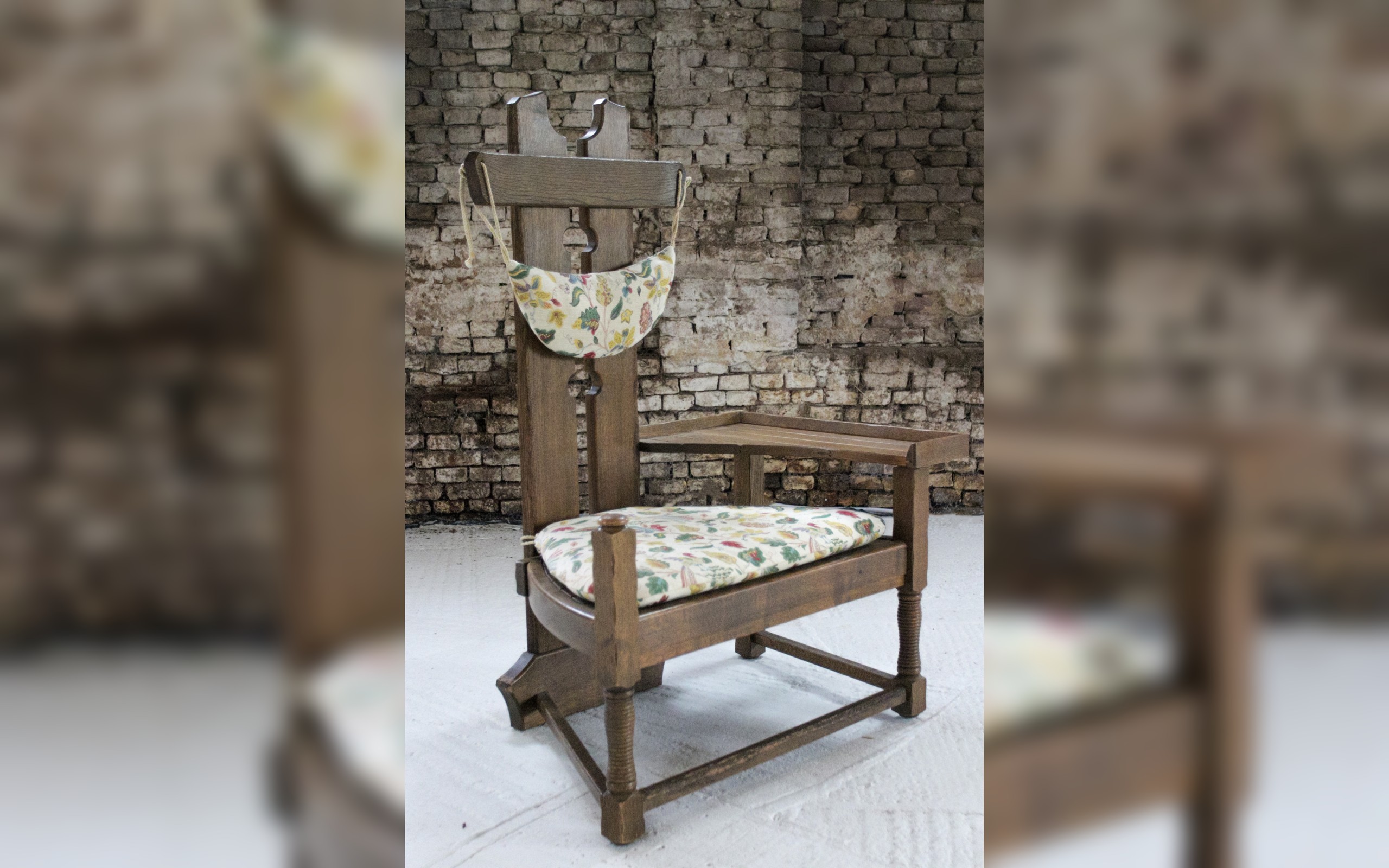 Hollandse brutalist eiken fauteuil met bijzettafel jaren 50 – foto 1