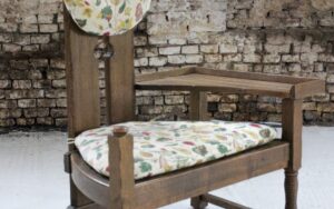 Hollandse brutalist eiken fauteuil met bijzettafel jaren 50 – foto 1