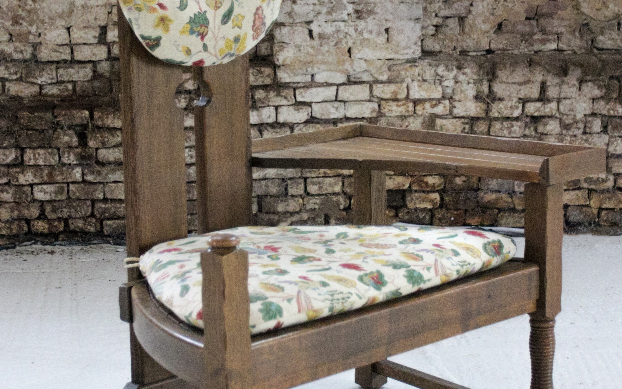 Hollandse brutalist eiken fauteuil met bijzettafel jaren 50 – foto 1
