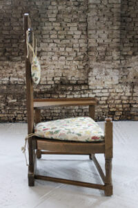 Hollandse brutalist eiken fauteuil met bijzettafel jaren 50 – foto 9