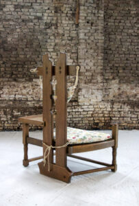 Hollandse brutalist eiken fauteuil met bijzettafel jaren 50 – foto 10