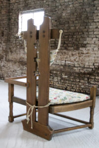 Hollandse brutalist eiken fauteuil met bijzettafel jaren 50 – foto 13