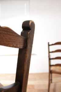 Engelse eiken armstoel met ladderrug en biezen zitting – foto 13