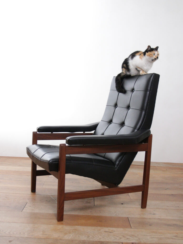 Strakke Vintage Design Fauteuil Zwarte Skai en Teakhout jaren 60