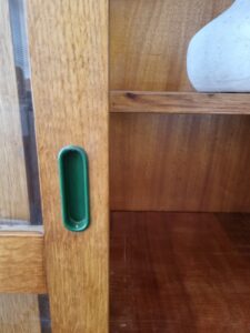 Vintage eiken vitrinekast met twee glazen schuifdeuren en planken