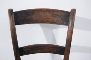 Landelijke Franse donkere houten stoel met biezen zitting – foto 9