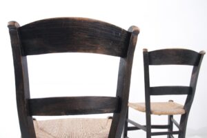 Landelijke Franse donkere houten stoel met biezen zitting – foto 11