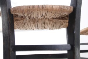 Landelijke Franse donkere houten stoel met biezen zitting – foto 12