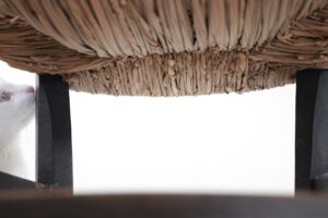 Landelijke Franse donkere houten stoel met biezen zitting – foto 16