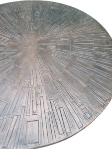 Brutalist smeedijzeren ronde salontafel met bronskleurig zonnestraal blad – foto 2