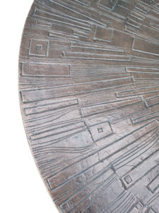 Brutalist smeedijzeren ronde salontafel met bronskleurig zonnestraal blad – foto 3