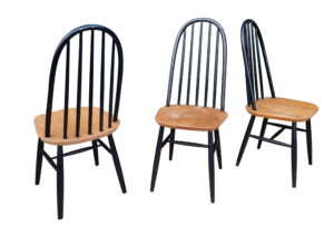 "Vintage spijlenstoel met houten zitting en zwart gelakte rugspijlen, in de stijl van Ilmari Tapiovaara en Pastoe, jaren ’60."