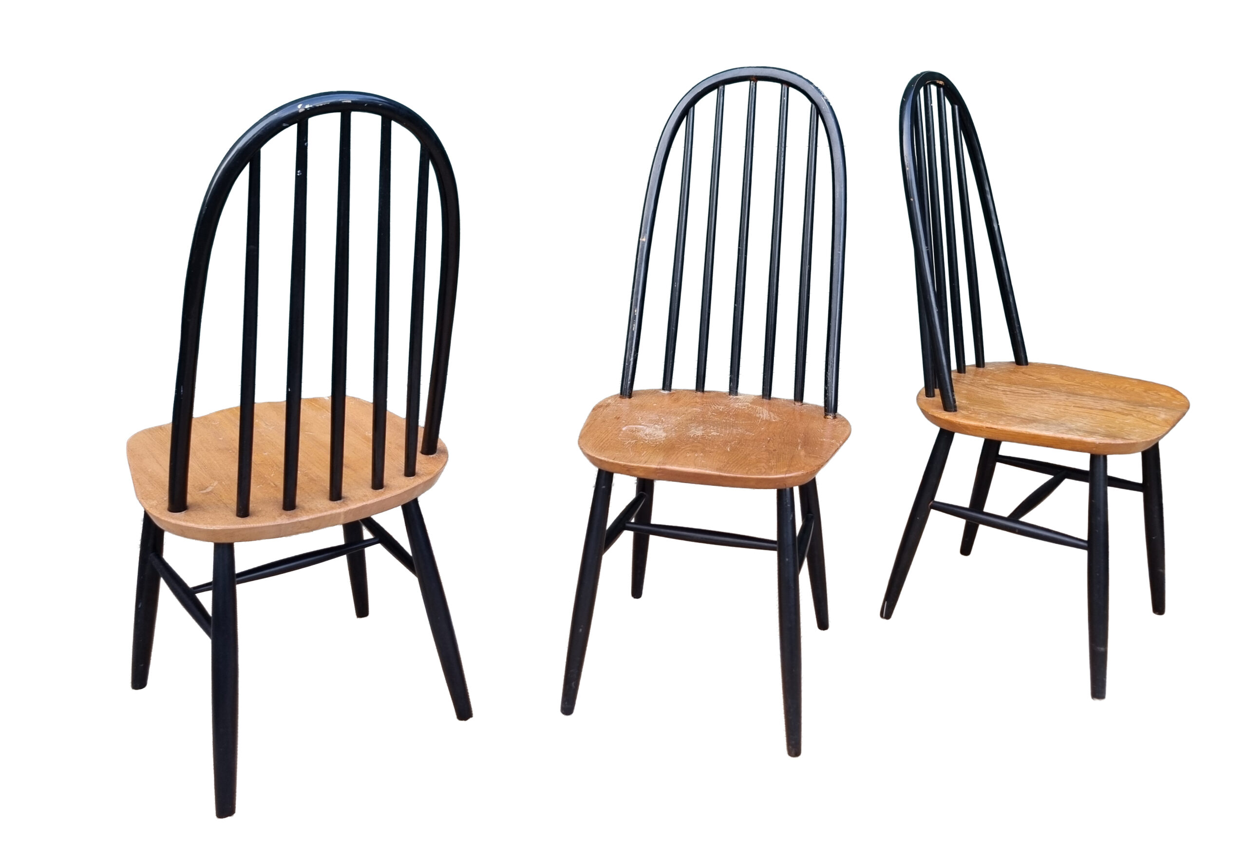 "Vintage spijlenstoel met houten zitting en zwart gelakte rugspijlen, in de stijl van Ilmari Tapiovaara en Pastoe, jaren ’60."