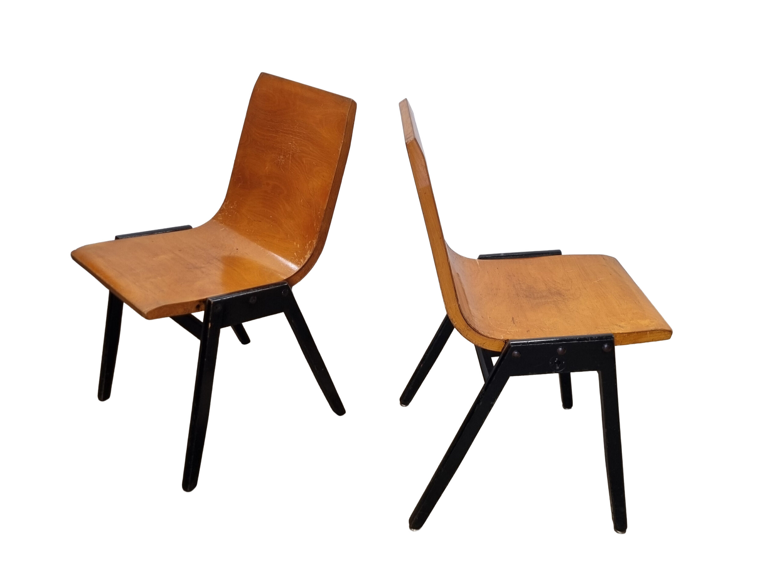 Roland Rainer stapelstoel, Wiener Stadthalle 1952, gebogen multiplex kuip en zwart houten A-frame – vooraanzicht