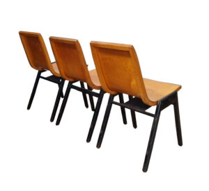 Roland Rainer stapelstoel, Wiener Stadthalle 1952, gebogen multiplex kuip en zwart houten A-frame –
