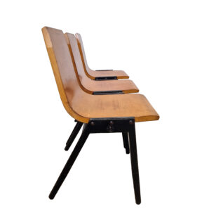 Roland Rainer stapelstoel, Wiener Stadthalle 1952, gebogen multiplex kuip en zwart houten A-frame –