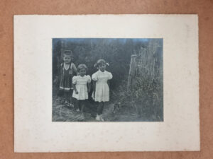 Vintage zwart-wit foto drie meisjes zomerjurken jaren 50 – foto 1
