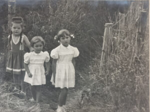 Vintage zwart-wit foto drie meisjes zomerjurken jaren 50 – foto 2