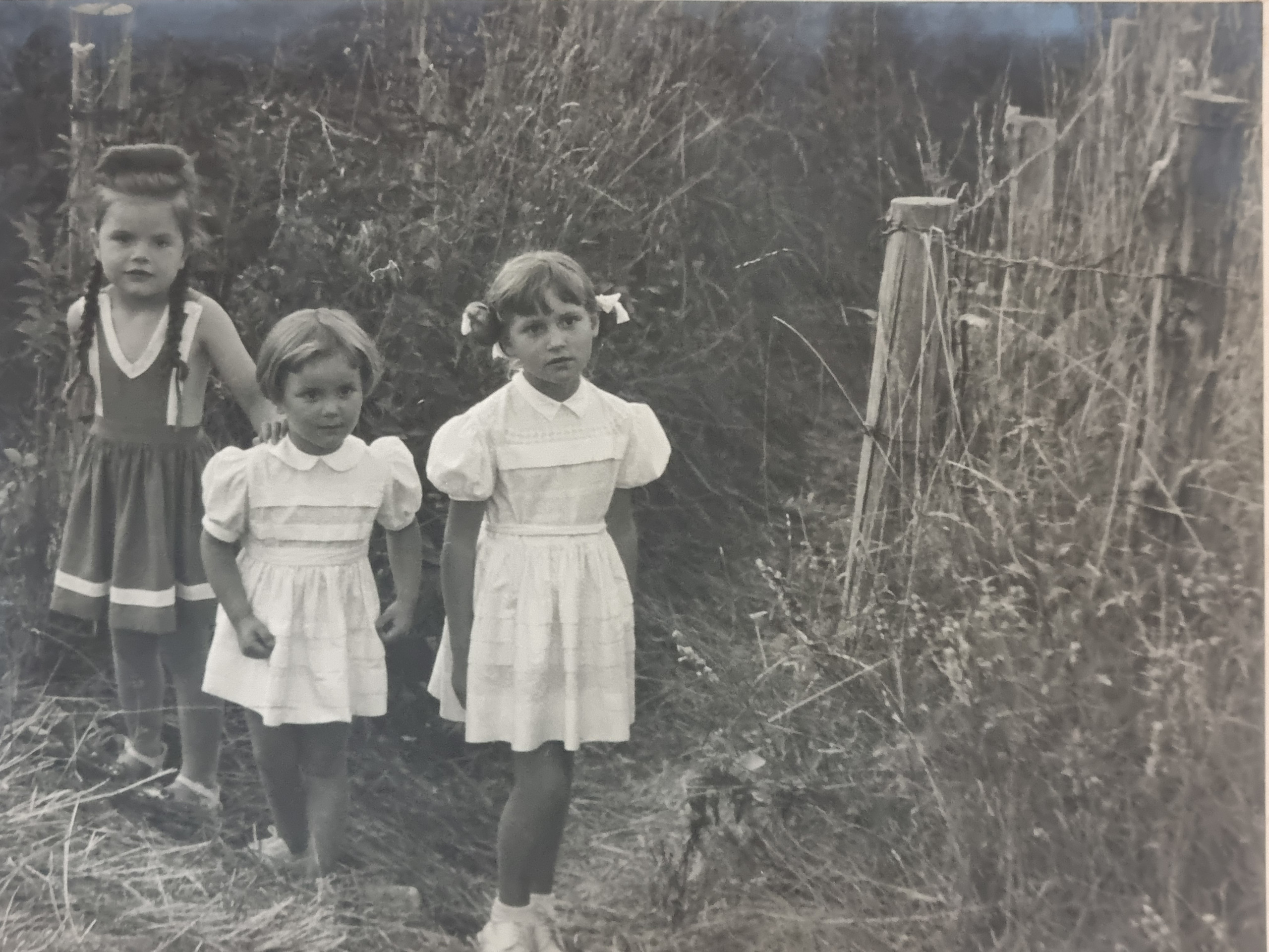 Vintage zwart-wit foto drie meisjes zomerjurken jaren 50 – foto 2