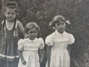 Vintage zwart-wit foto drie meisjes zomerjurken jaren 50 – foto 3