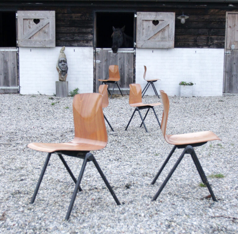 “Originele Galvanitas S30 Stoelen Honingkleur en Lichtgrijs Frame – Iconisch Dutch Design”