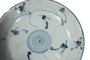 Chinees blauw-wit schoteltje spiraal-lotusdecor Fujian – foto 5