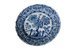 Chinese gelobde schotel Kangxi blauw-wit pioen en hek – foto 1