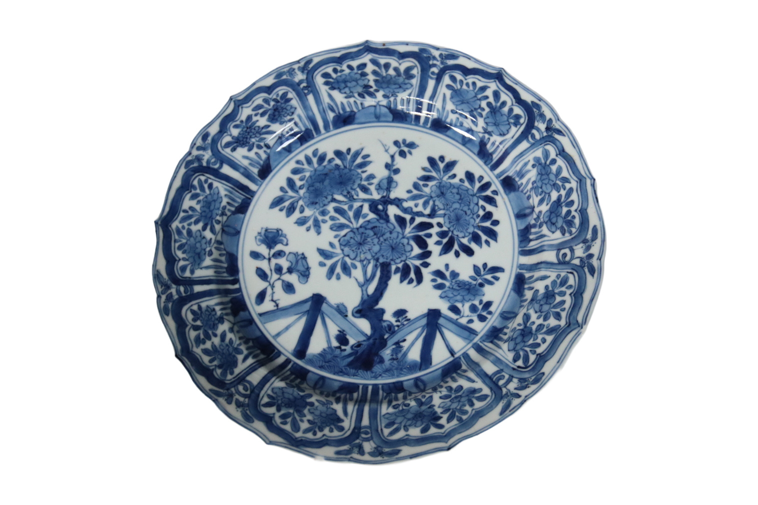 Chinese gelobde schotel Kangxi blauw-wit pioen en hek – foto 1
